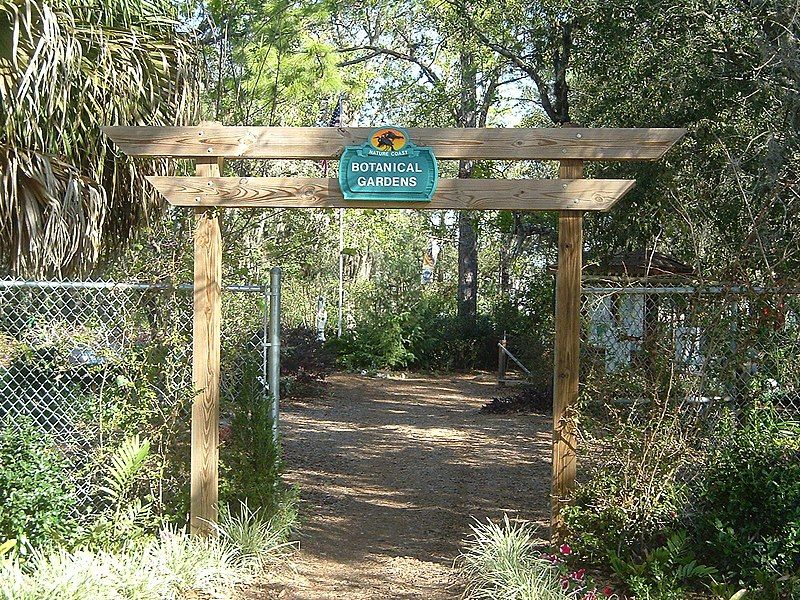 File:Botanical gardens entrance.JPG