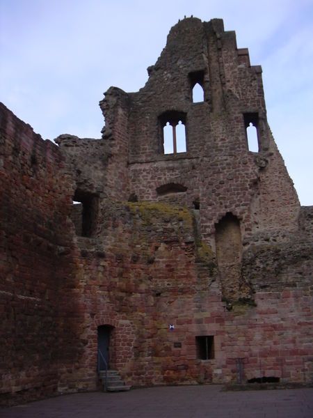 File:Burg Niederleiningen Palas.JPG