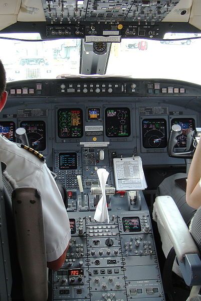 File:CRJ200 Cockpit.jpg