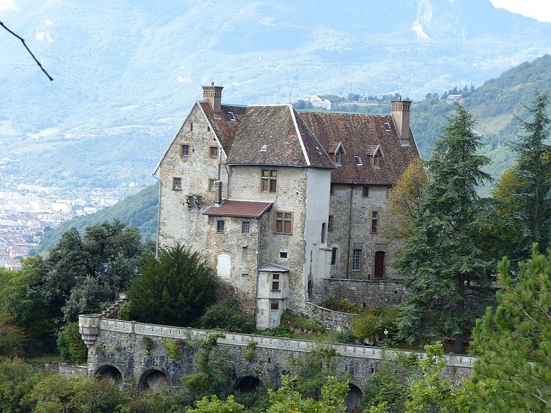 File:Corenc-bouqueron-chateau-isere.JPG