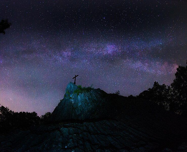 File:Druidenstein bei Nacht.jpg