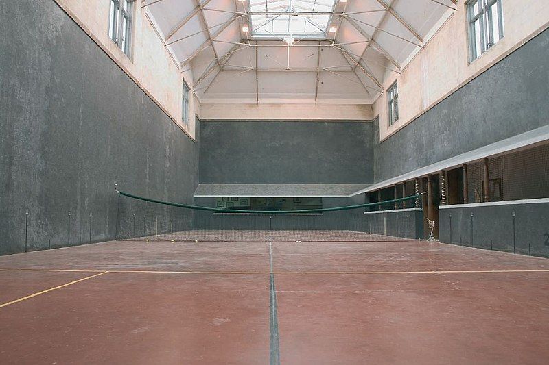 File:Hardwick-House-tennis-court.jpg