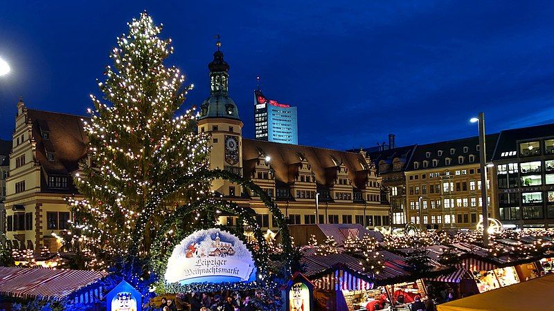 File:Leipzig-WeihnachstMarkt-Rathaus-und-Markt-vNW-D03090+4-pCOA2-16-12-2019-1640.jpg