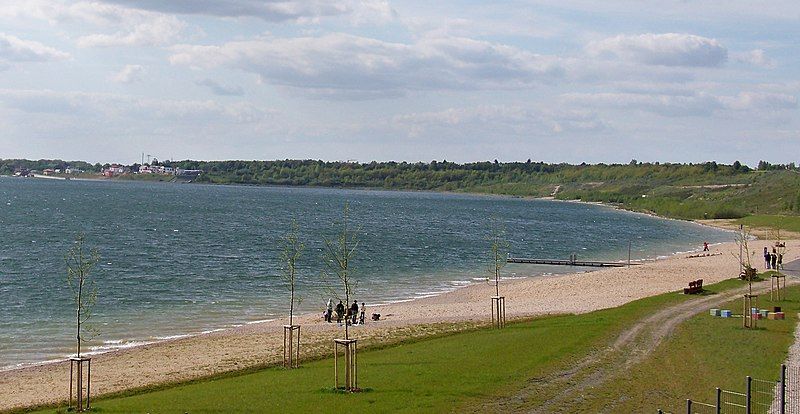 File:Markkleeberger See Strand.jpg