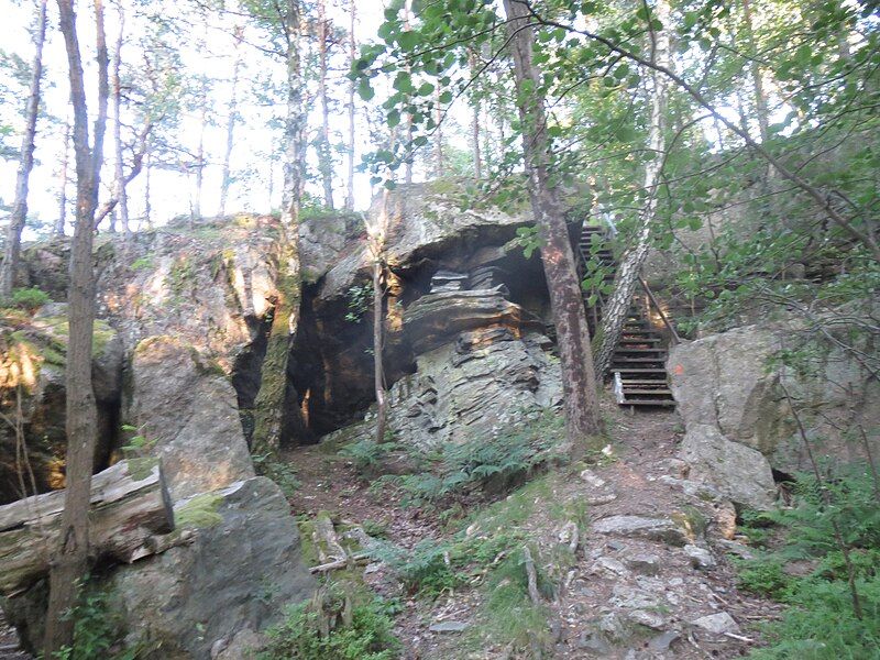 File:Odderøya Caves.JPG