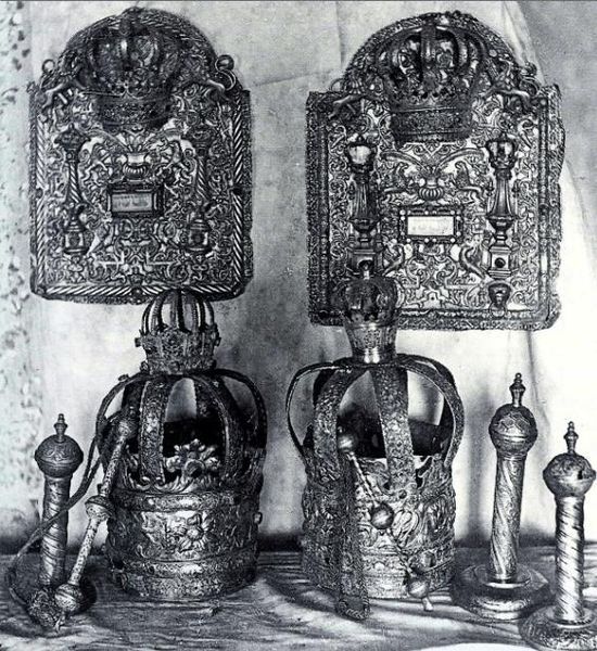 File:Opatów Synagogue silverware.JPG