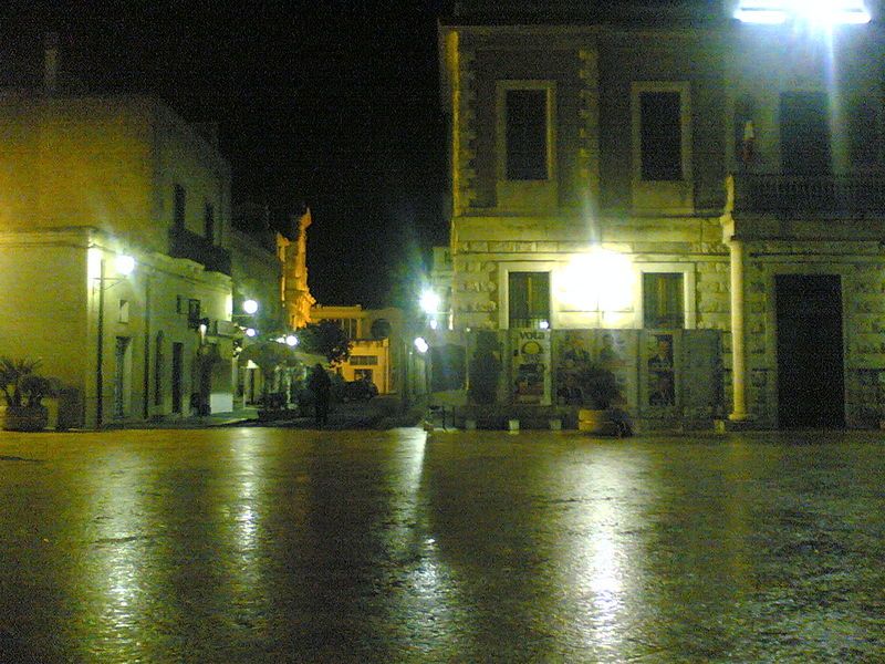 File:Piazza municipio.jpg