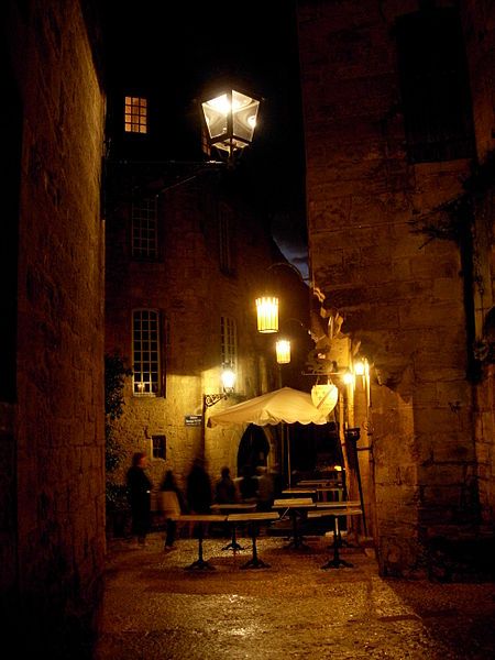 File:Sarlat-medieval-city-by-night-16.jpg