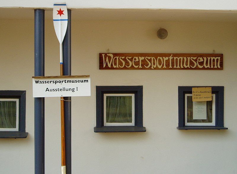 File:Wassersportmuseum Eingang.JPG