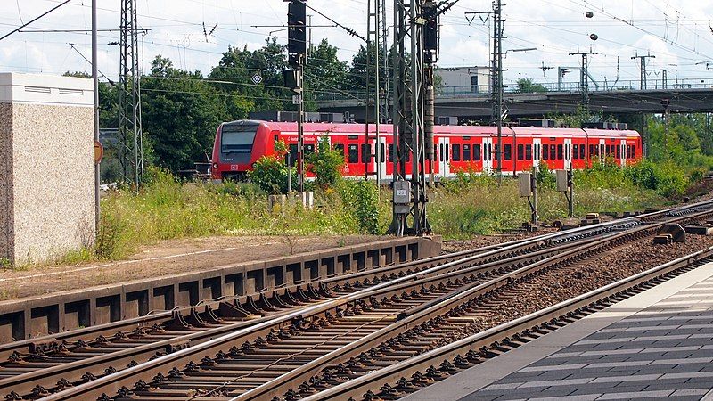 File:140824-Graben-Neudorf--Bahnhof-07.jpg