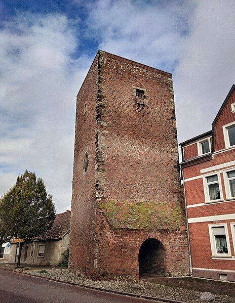 File:AkenDessauerTurm1.jpg