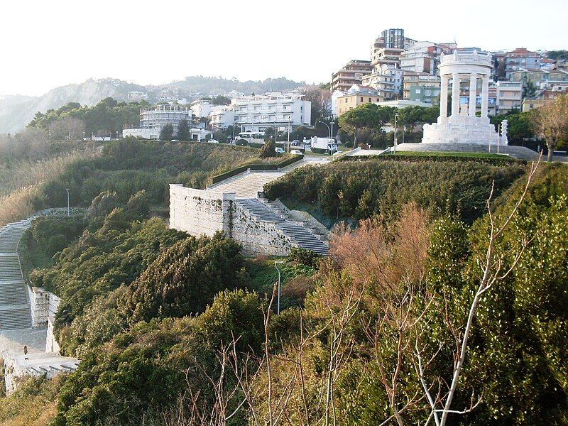 File:Ancona Passetto Monumento.JPG