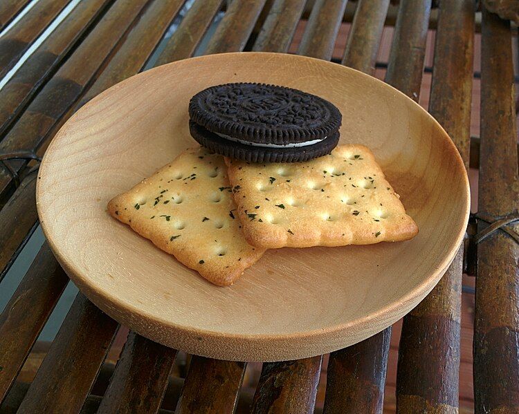 File:Crackers and Oreo.jpg