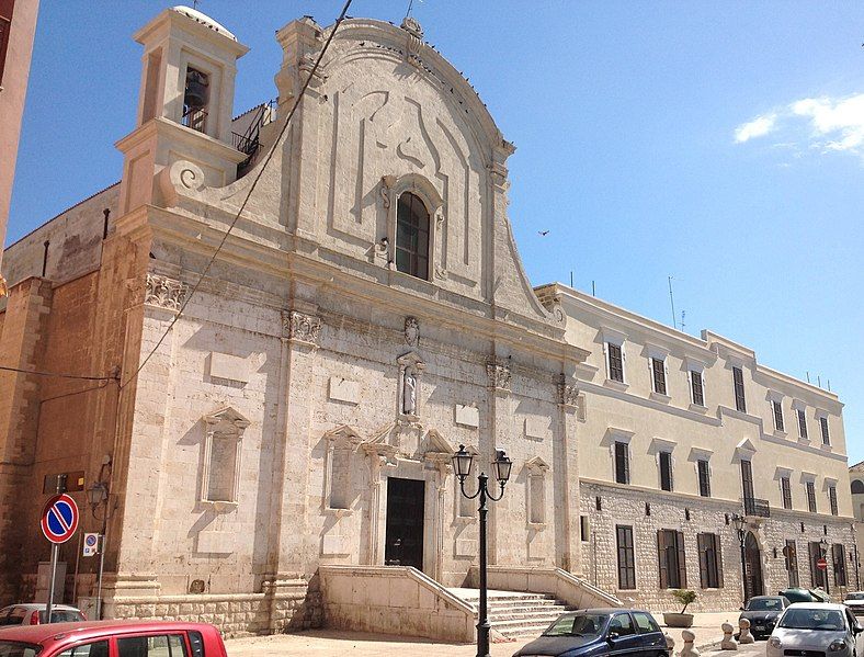 File:Foto-chiesa-barletta-con-scultura.jpg