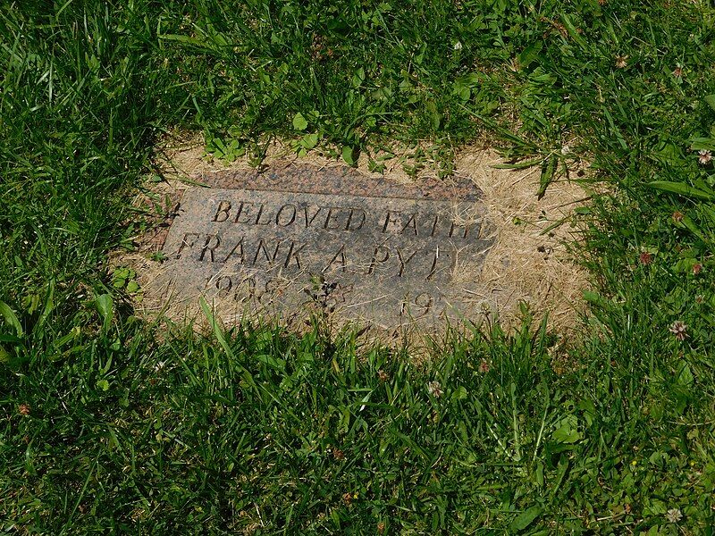 File:Frank Pytlak grave.jpg