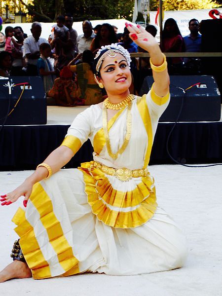 File:Mohiniyattam costumes Kerala.jpg