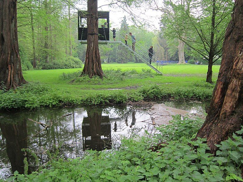 File:OL Schlossgarten Baumhaus.JPG