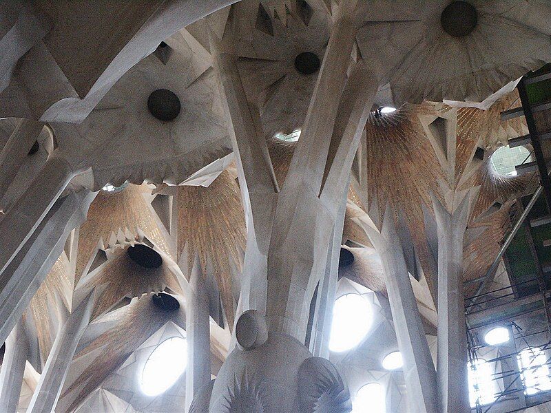 File:Sagrada-familia-arches2.jpg