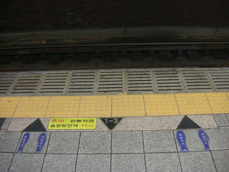 File:Seoul entry arrows.JPG