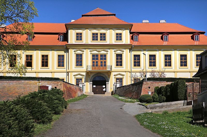 File:Svojšín, castle.jpg