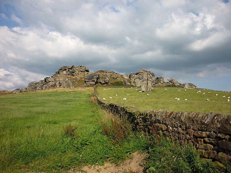 File:Almscliffe crag1.JPG