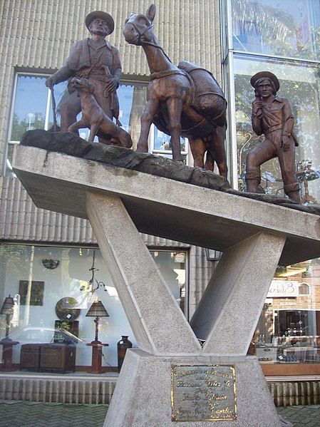 File:Arriero escultura Envigado.JPG