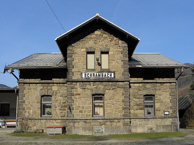 File:Bahnhof Schrambach (Gleisseite).jpg