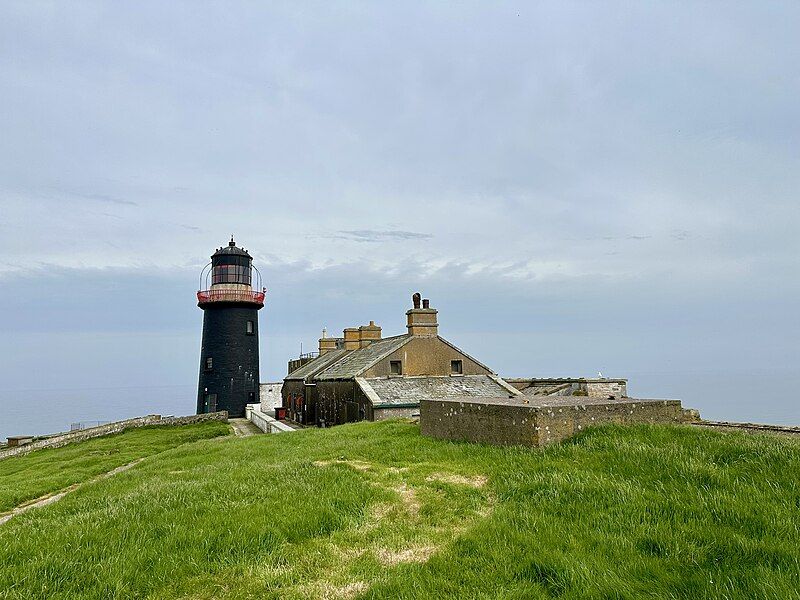 File:Ballycotton Lighthouse.jpg