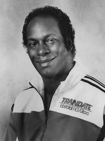 File:Bob Beamon 1968b.jpg