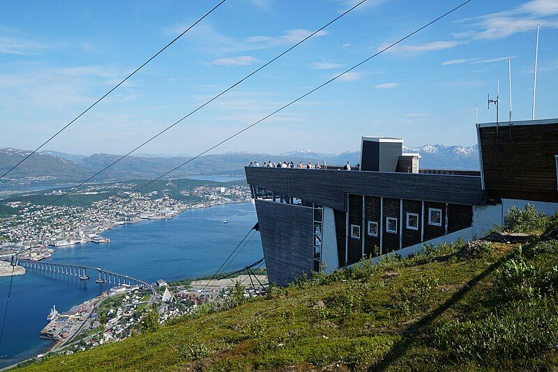 File:Fjellheisen, Tromsø 2019.jpg