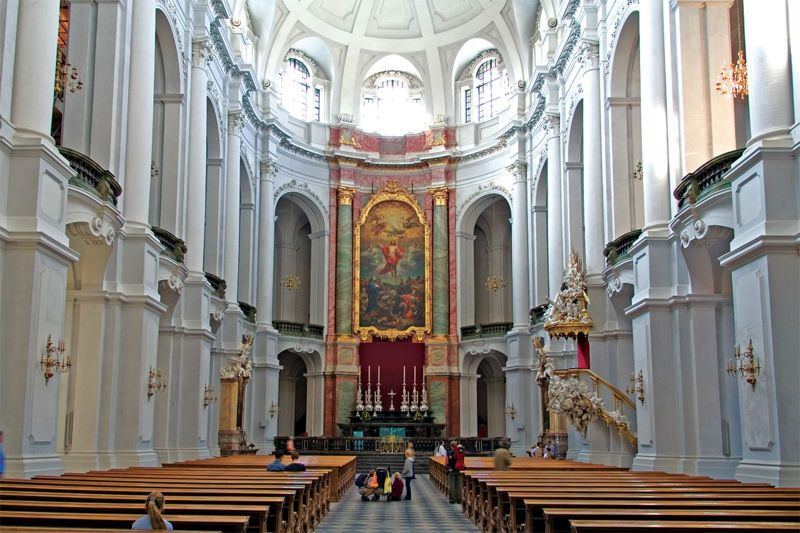 File:Hofkirche Dresden Schiff.jpg