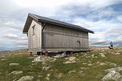 A shelter (Rastskydd) to Juovatvaratje along the Kungsleden trail