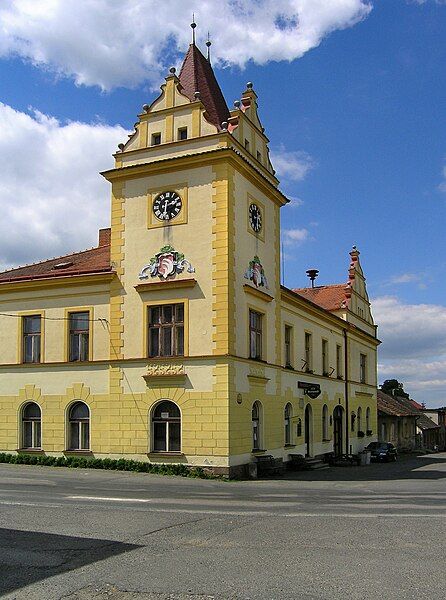 File:Křivsoudov, town hall.jpg