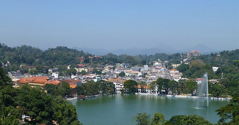 File:Kandy Lake (8).jpg