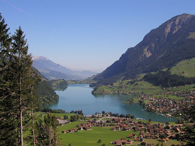 File:Lungerersee from Brünigpass.jpg