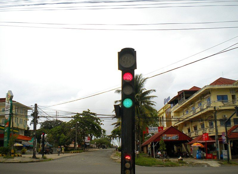 File:Malfunctioning traffic light.jpg