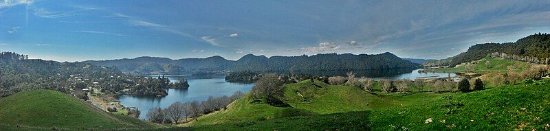 File:Overlooking Lake Okareka.jpg