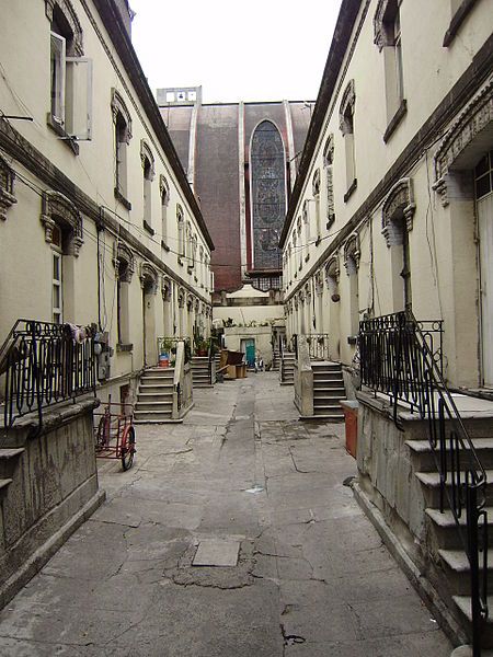 File:Patio de vecindad-Colonia-Roma-MexicoCity.JPG