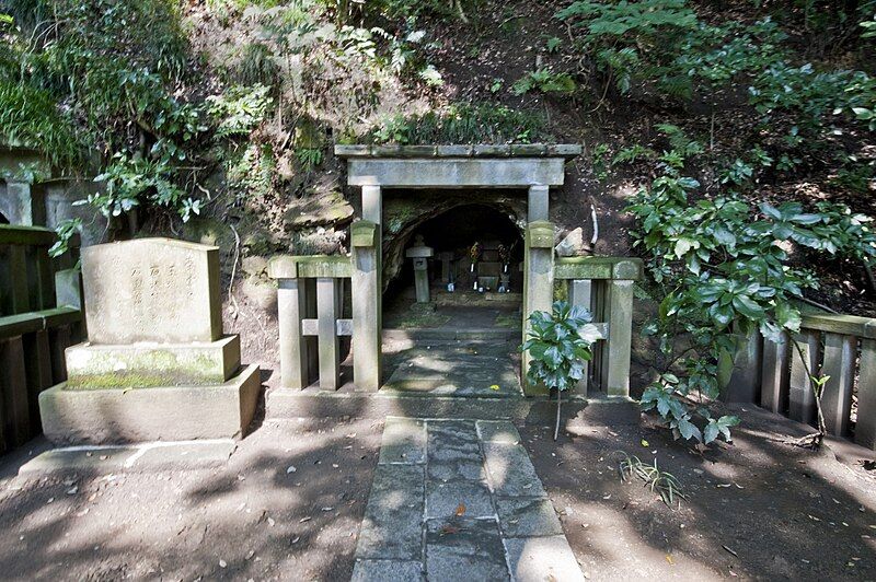 File:Shimazu-Tadahisa grave.jpg