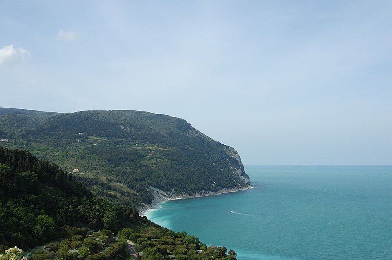 File:Sirolo-vista conero.jpg