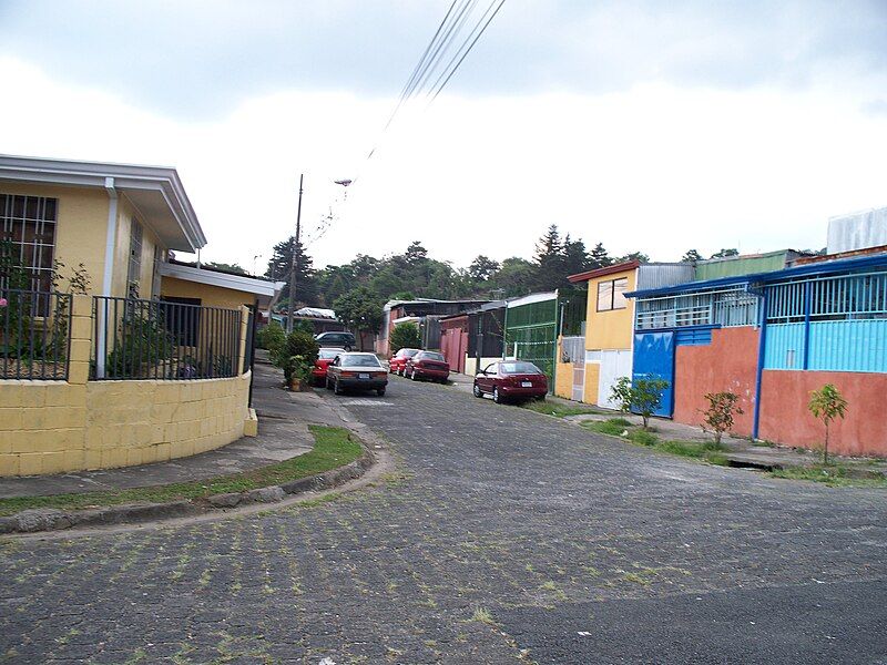 File:Tirrases barrio residencial.jpg