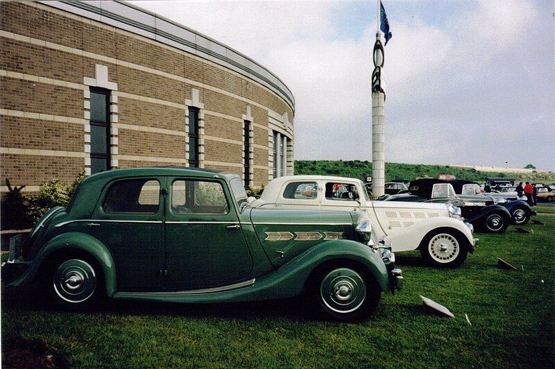 File:Triumph Dolomite Saloon.jpg