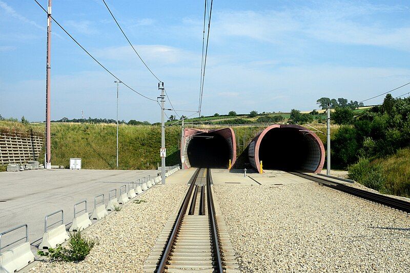 File:Wienerwaldtunnel Tullnerfeld.jpg