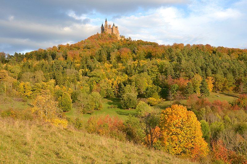 File:Burg Hohenzollern, Bisingen-Zimmern.jpg