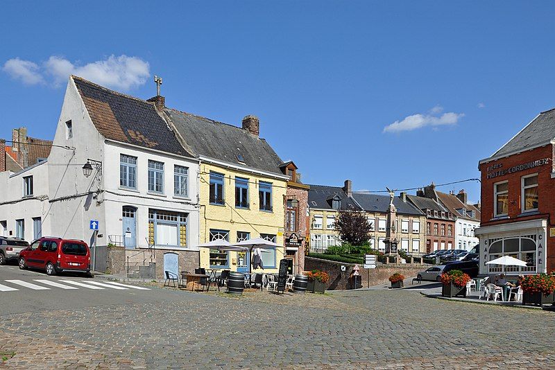 File:Cassel Grand'Place R04.jpg