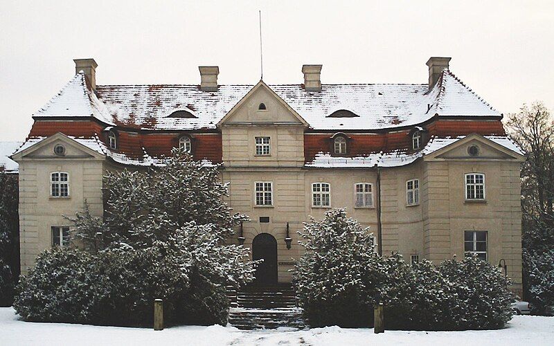 File:Institut Karlsburg Schloss.jpg