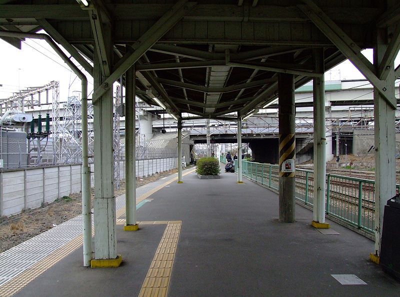 File:JRE-hamakawasaki-platform-nambu-line.jpg