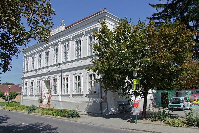 File:Kollnbrunn Volksschule.jpg