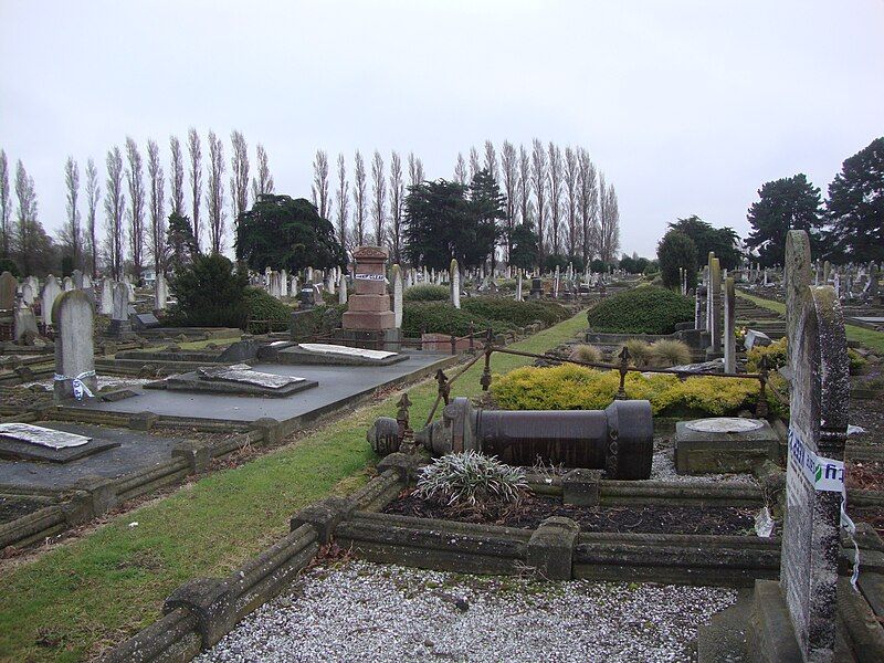 File:Linwood Cemetery 25.jpg