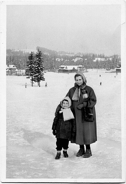 File:MariaKurylukWithHerSonZakopane1954.jpg